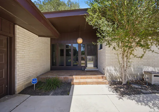 Photo 3 of Sale Pending at 3515 William Penn Dr, San Antonio, TX 78230 | MLS# 2009555 | Listing updated on 2026-08-28