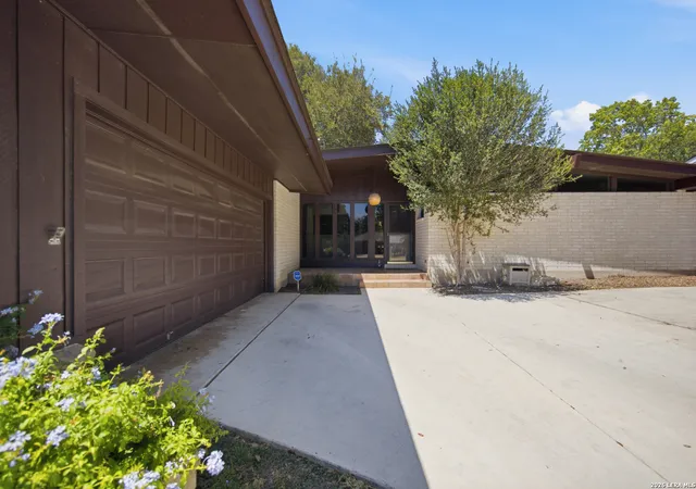 Photo 4 of Sale Pending at 3515 William Penn Dr, San Antonio, TX 78230 | MLS# 2009555 | Listing updated on 2026-08-28