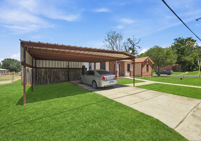 Photo 3 of Single family home for sale at 821 S E Colorado St, Pearsall, TX 78061 | MLS# 2009908 | Listing updated on 2026-08-30