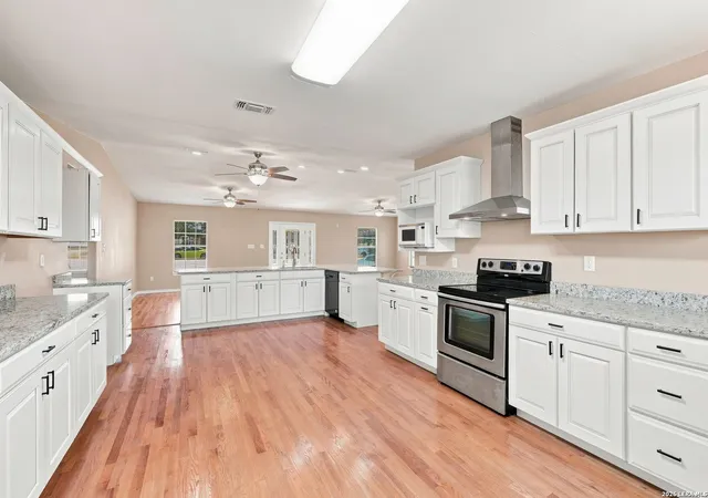 Photo 4 of Single family home for sale at 821 S E Colorado St, Pearsall, TX 78061 | MLS# 2009908 | Listing updated on 2026-08-30