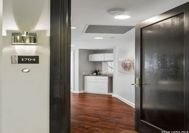 Listing Photo 4 - Condo for sale in building located at 4242 Broadway, San Antonio, TX 78209 - Unit #APT 1704
