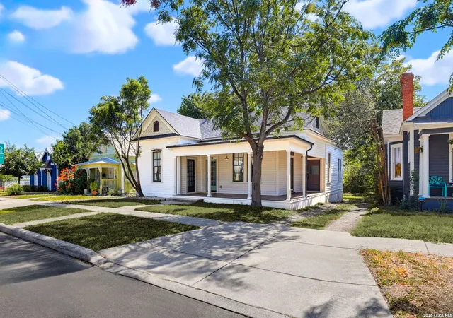 Photo 2 of Sale Pending at 824 N Pine St, San Antonio, TX 78202 | MLS# 2010083 | Listing updated on 2026-09-02