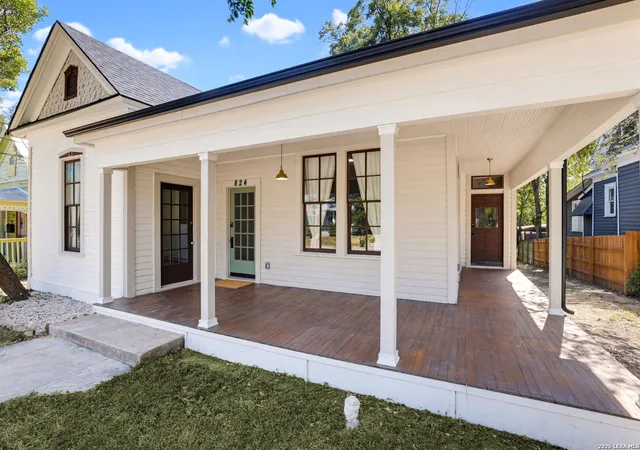 Photo 3 of Sale Pending at 824 N Pine St, San Antonio, TX 78202 | MLS# 2010083 | Listing updated on 2026-09-02
