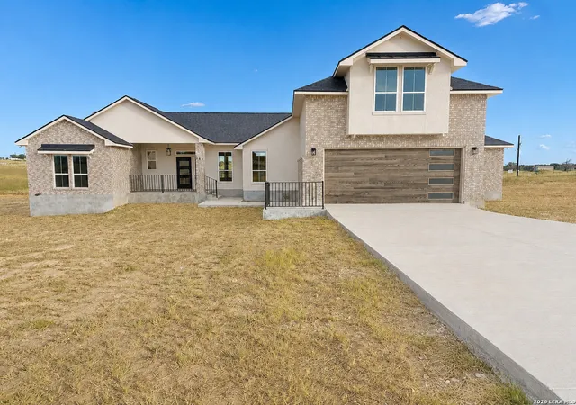 Photo 2 of Single family home for sale at 197 Lakeview Cir, La Vernia, TX 78121 | MLS# 2010092 | Listing updated on 2026-08-30