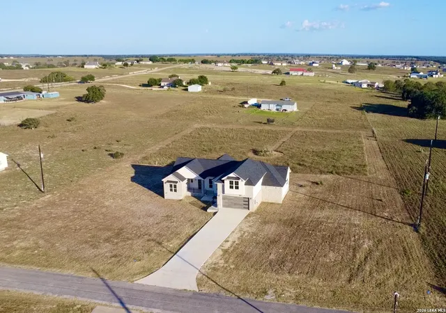 Photo 3 of Single family home for sale at 197 Lakeview Cir, La Vernia, TX 78121 | MLS# 2010092 | Listing updated on 2026-08-30