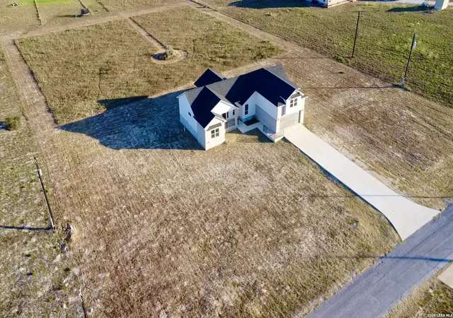 Photo 3 of Single family home for sale at 197 Lakeview Cir, La Vernia, TX 78121 | MLS# 2010092 | Listing updated on 2026-08-30