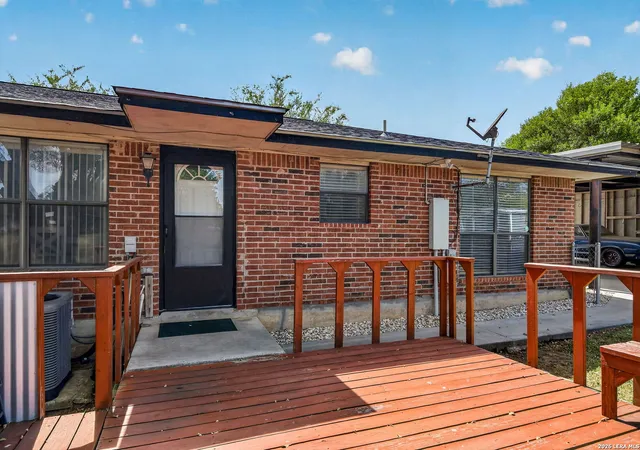 Photo 3 of Single family home for sale at 325 Wendy Ln, Seguin, TX 78155 | MLS# 2010139 | Listing updated on 2026-09-22