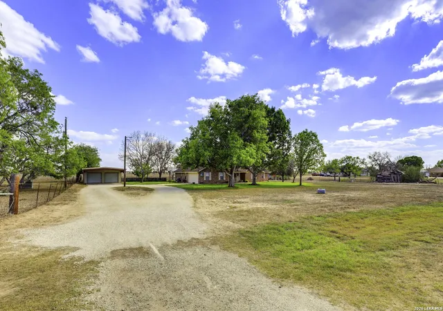 Photo 4 of House for sale at 8416 Fm 541, Stockdale, TX 78160 | MLS# 2010144 | Listing updated on 2026-09-18