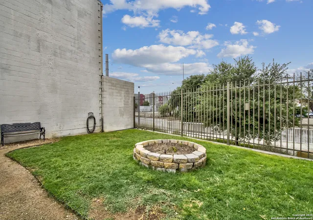 2nd image of 831 S Flores, San Antonio, TX 78204