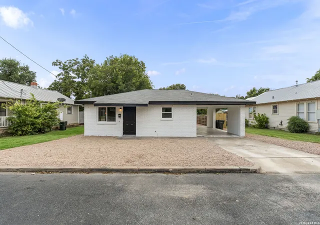 Photo 2 of Single family home for sale at 205 Mistletoe St, Fredericksburg, TX 78624 | MLS# 2011527 | Listing updated on 2026-09-24