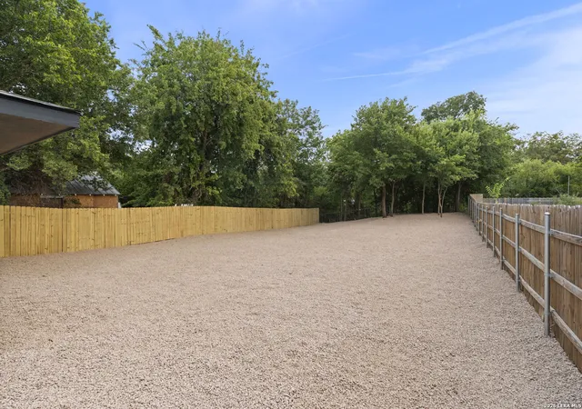 Photo 4 of Single family home for sale at 205 Mistletoe St, Fredericksburg, TX 78624 | MLS# 2011527 | Listing updated on 2026-09-24