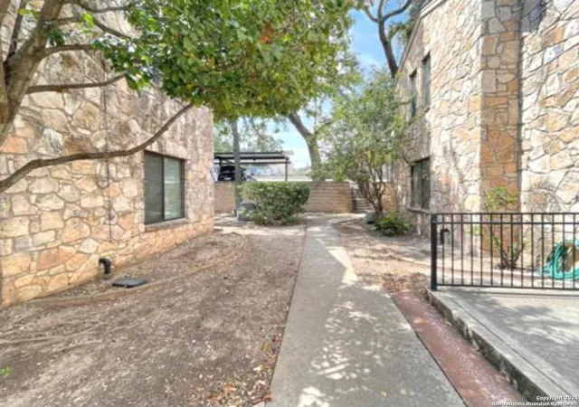Listing Photo 5 - Condo for sale in building located at 11520 Huebner Rd, San Antonio, TX 78230 - Unit #107