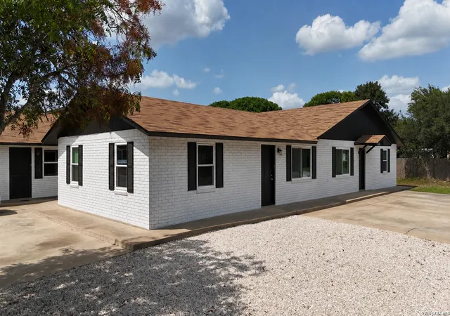 Listing Photo 4 - Condo for sale in building located at 1402 N Adams St, Fredericksburg, TX 78624