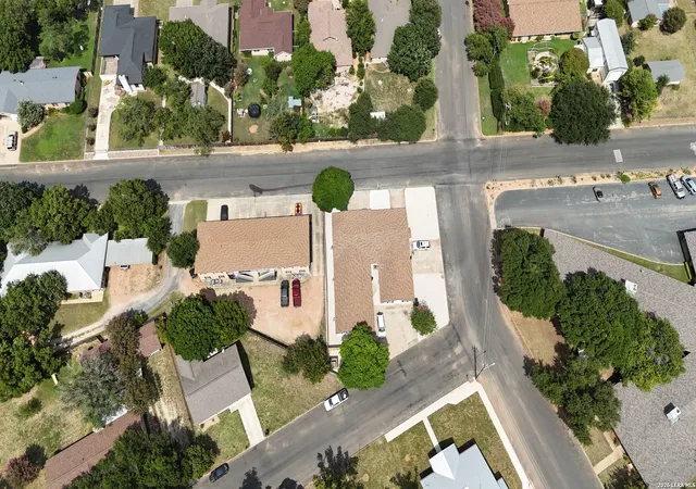Listing Photo 5 - Condo for sale in building located at 1402 N Adams St, Fredericksburg, TX 78624
