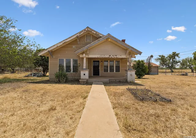 Photo 3 of Single family home for sale at 201 E Harris St, Dilley, TX 78017 | MLS# 2012792 | Listing updated on 2026-09-11