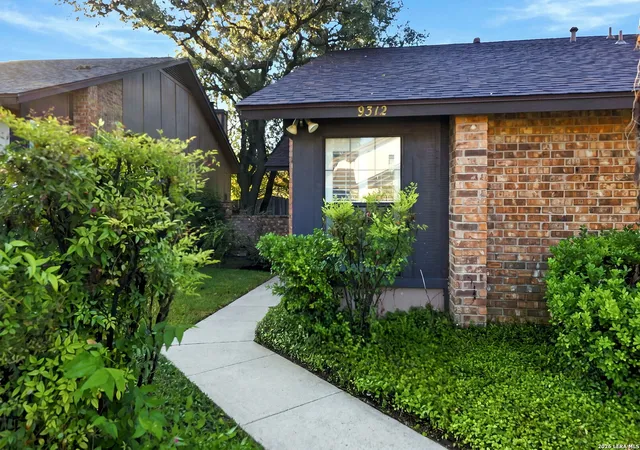 Photo 3 of Sale Pending at 9312 Dover Rdg, San Antonio, TX 78250 | MLS# 2012796 | Listing updated on 2026-09-15