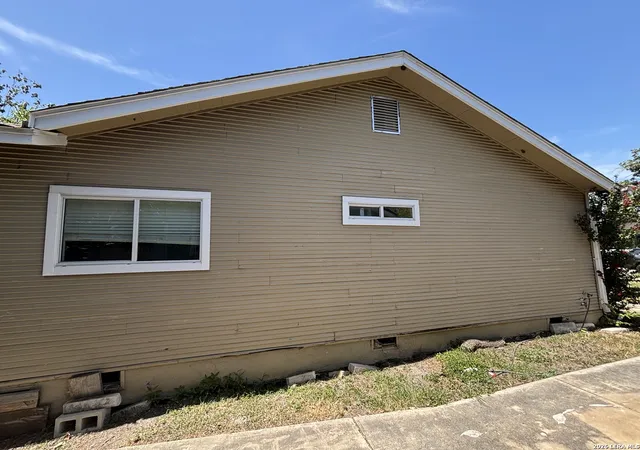 Photo 3 of Single family home for sale at 1132 W Rosewood Ave, San Antonio, TX 78201 | MLS# 2012818 | Listing updated on 2026-09-29