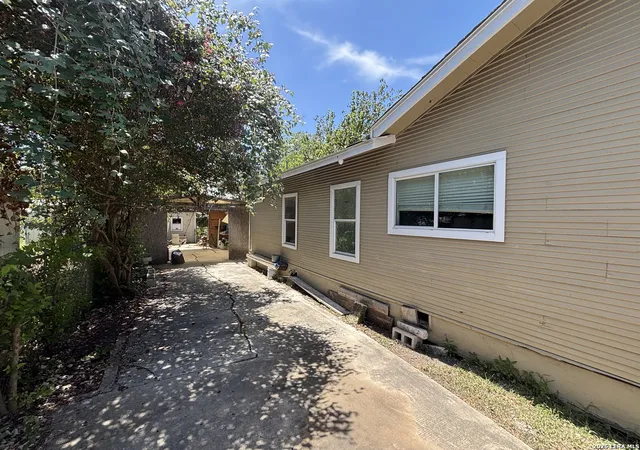 Photo 3 of Single family home for sale at 1132 W Rosewood Ave, San Antonio, TX 78201 | MLS# 2012818 | Listing updated on 2026-09-29