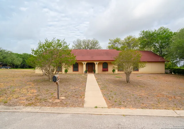 Photo 2 of Single family home for sale at 101 Encino Park, Devine, TX 78016 | MLS# 2012904 | Listing updated on 2026-09-11