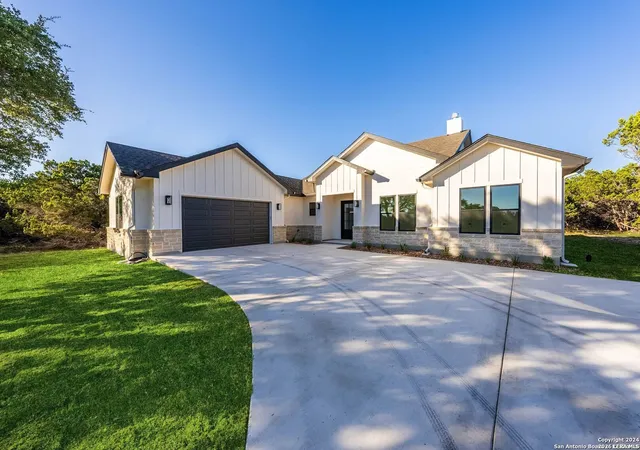 Photo 3 of Single family home for sale at 541 Rio Azul Dr, Pipe Creek, TX 78063 | MLS# 2012966 | Listing updated on 2026-09-25