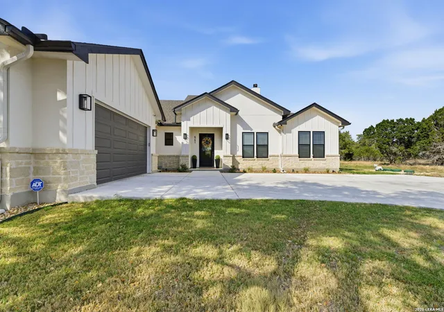 Photo 4 of Single family home for sale at 541 Rio Azul Dr, Pipe Creek, TX 78063 | MLS# 2012966 | Listing updated on 2026-09-25