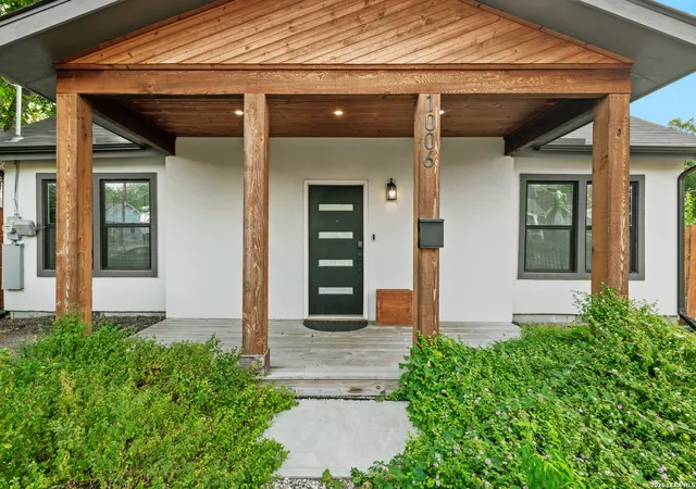Photo 2 of Single family home for sale at 1006 S Pine St, San Antonio, TX 78210 | MLS# 2018705 | Listing updated on 2026-09-28