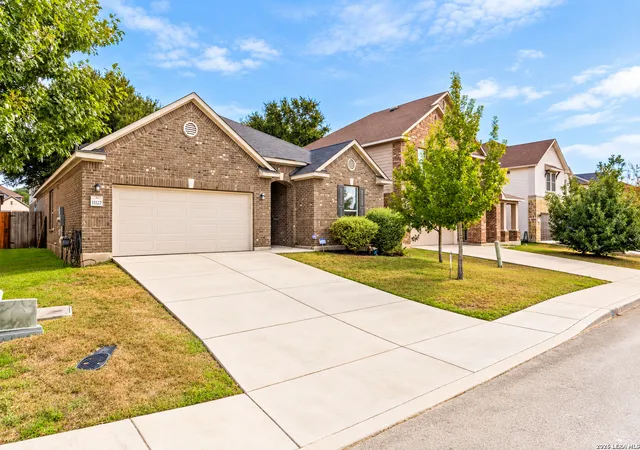 Photo 2 of Single family home for sale at 11127 Red Oak Turn, Helotes, TX 78023 | MLS# 2019712 | Listing updated on 2026-10-09