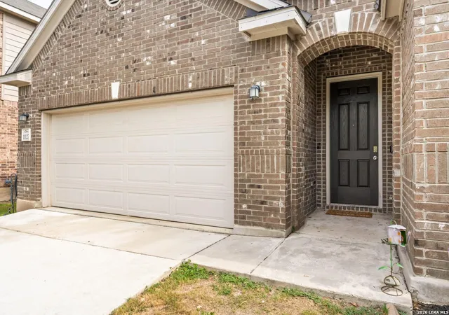 Photo 2 of Single family home for sale at 11127 Red Oak Turn, Helotes, TX 78023 | MLS# 2019712 | Listing updated on 2026-10-09
