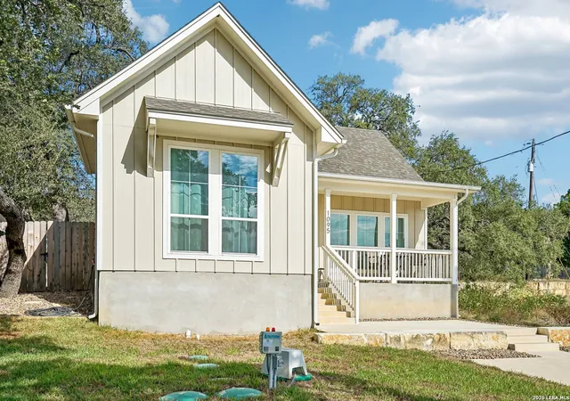 Photo 1 of Single family home for sale at 1095 Diamondhead Dr, Canyon Lake, TX 78133 | MLS# 2026831 | Listing updated on 2026-10-29