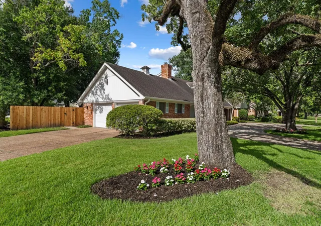 Photo 3 of Sale Pending at 1603 Bethlehem St, Houston, TX 77018 | MLS# 91078560 | Listing updated on 2026-09-18