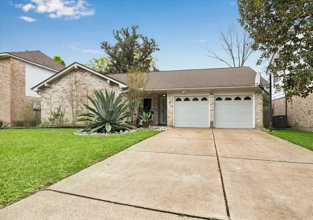 2nd image of 9707 Lawngate Dr, Houston, TX 77080 | MLS# 94269713