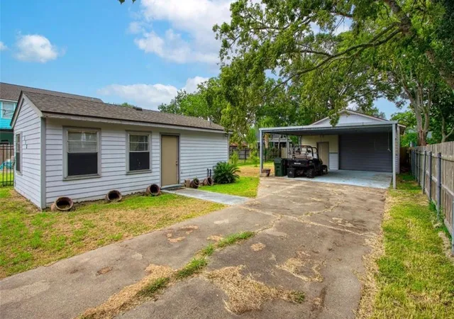 1st image of 118 4th St, Dickinson, TX 77539 | MLS# 4892868