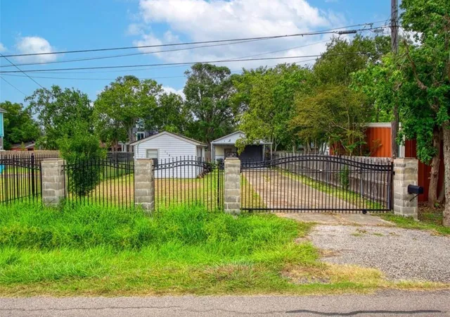 2nd image of 118 4th St, Dickinson, TX 77539 | MLS# 4892868