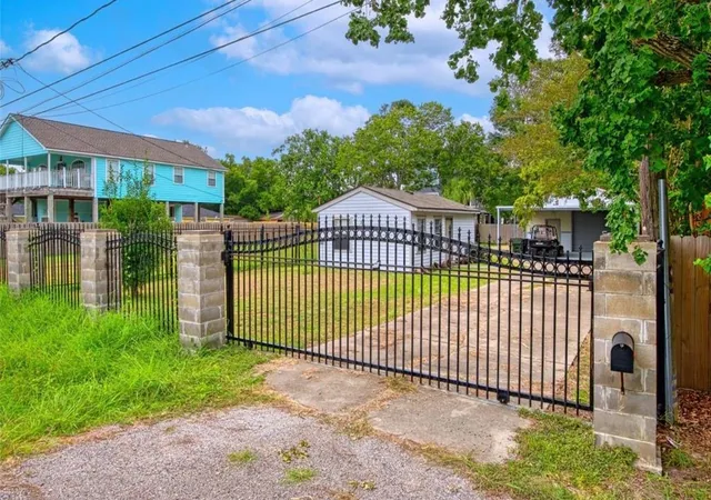 3rd image of 118 4Th St, Dickinson, TX 77539 | MLS# 4892868