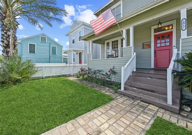 Photo 2 of Single family home for sale at 2917 Ave Q, Galveston, TX 77550 | MLS# 30303186 | Listing updated on 2026-09-07