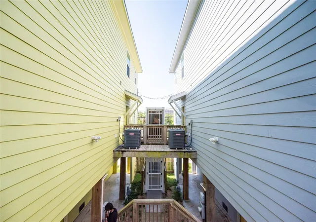 Photo 4 of Single family home for sale at 913 Moody Ave, Galveston, TX 77550 | MLS# 65225190 | Listing updated on 2026-07-31