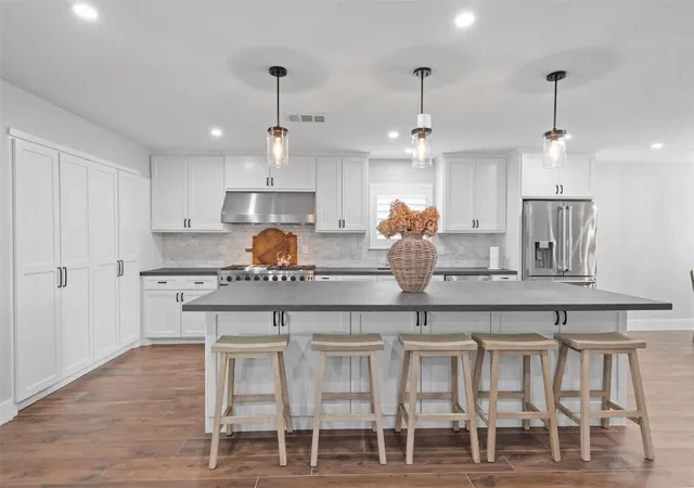 Photo 3 of Sale Pending at 2318 Elmgate Dr, Houston, TX 77080 | MLS# 36551837 | Listing updated on 2026-09-19
