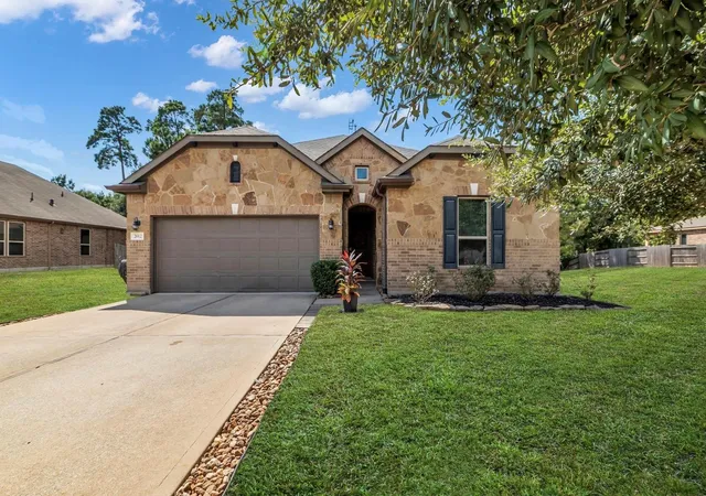 Photo 2 of Single family home for sale at 2012 Elkington Cir, Conroe, TX 77304 | MLS# 10340439 | Listing updated on 2026-05-06