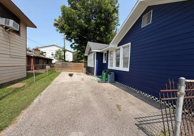 Photo 3 of Single family home for sale at 9405 Ashville Dr, Houston, TX 77051 | MLS# 70245260 | Listing updated on 2026-08-25