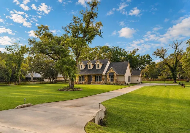Photo 2 of Single family home for sale at 814 China Grv Dr, Rosharon, TX 77583 | MLS# 80914462 | Listing updated on 2026-08-22