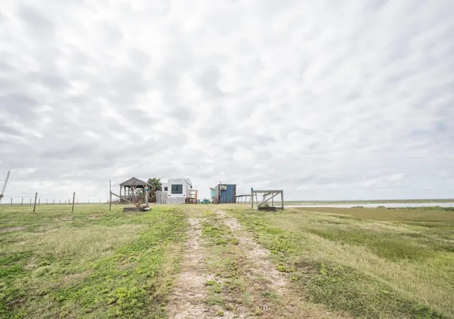 2nd image of 983 Canal Dr, Bay City, TX 77414 | MLS# 94586575
