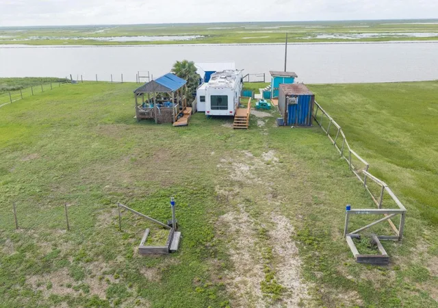 3rd image of 983 Canal Dr, Bay City, TX 77414 | MLS# 94586575