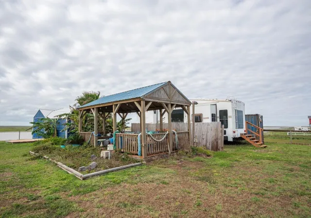 4th image of 983 Canal Dr, Bay City, TX 77414 | MLS# 94586575