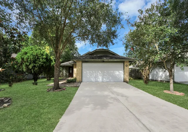 Homes for sale in Sugar Land, TX | 13827 Bay Gardens Dr, Sugar Land, TX 77498 | MLS# 65442810