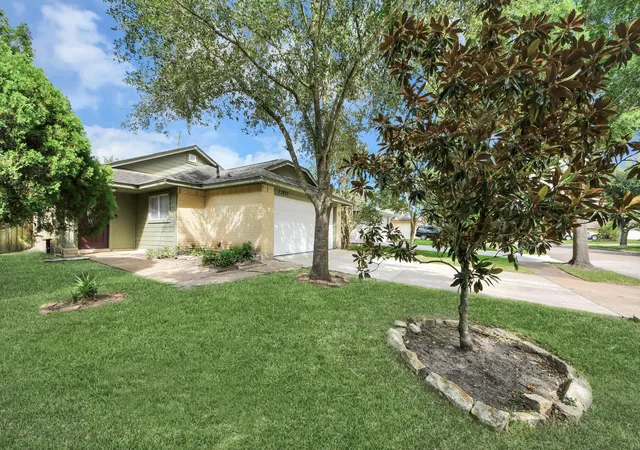Homes for sale in Sugar Land, TX | 13827 Bay Gardens Dr, Sugar Land, TX 77498 | MLS# 65442810