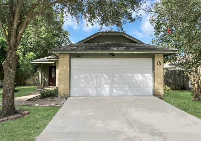 Homes for sale in Sugar Land, TX | 13827 Bay Gardens Dr, Sugar Land, TX 77498 | MLS# 65442810