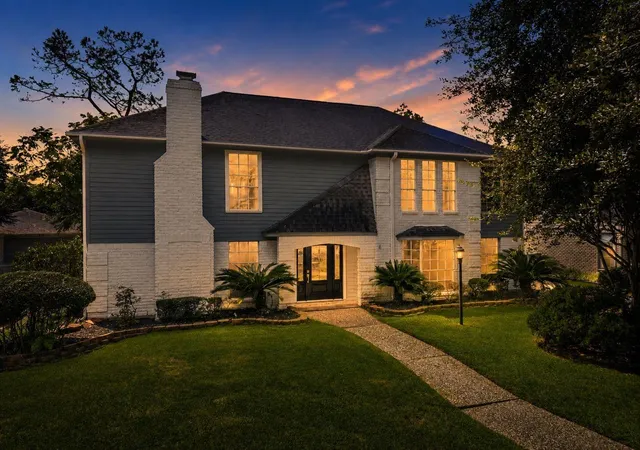 2nd image of 16318 Heatherdale Dr, Houston, TX 77059 | MLS# 8111575
