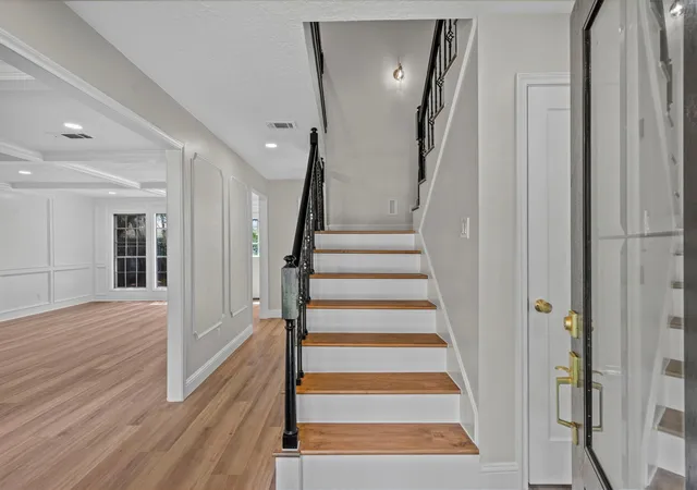 4th image of 16318 Heatherdale Dr, Houston, TX 77059 | MLS# 8111575