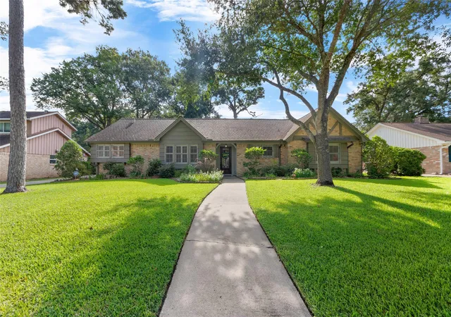 Photo 3 of Sale Pending at 5022 Casa Grande St, Dickinson, TX 77539 | MLS# 22993626 | Listing updated on 2026-08-24