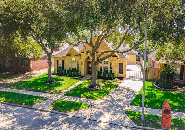 2nd image of 2709 W Oaks Blvd, Pearland, TX 77584 | MLS# 22670712